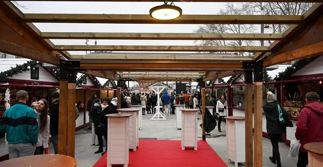 photo  angers, 14 décembre 2024. l’extension à la place molière du marché de noël n’a pas encore drainé le public espéré. la ville promet d’en tirer tous les enseignements mais demande du temps pour que ce 3e pôle commercial prenne toute sa place durant les fêtes.  &copy;  co – josselin clair 