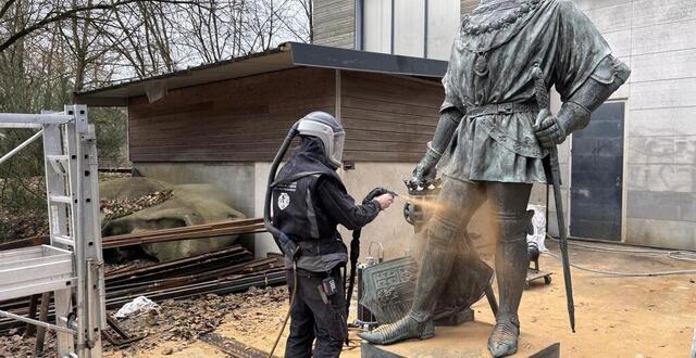 photo la statue du roi rené est entreposée à l’abri des regards derrière un hangar à la fonderie de coubertin à saint-rémy-lès-chevreuse (yvelines). © ouest-france 