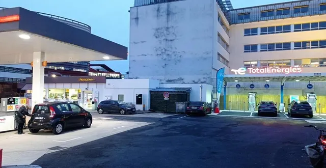 photo  après plus de sept mois de travaux, la station total du boulevard demorieux rouvre avec des bornes de rechargement rapide de 300 kw.  &copy;  ouest-france 