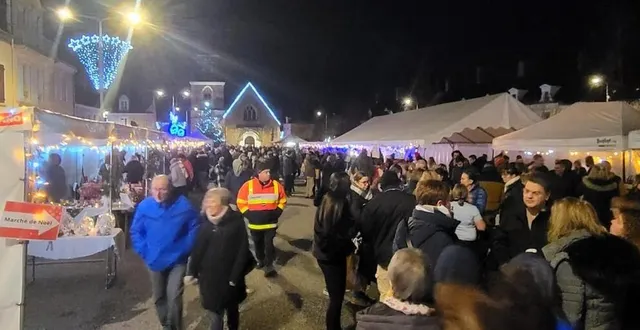 photo  géographiquement bien placé entre nogent-le-rotrou, bellême et la ferté-bernard, le marché de noël de val-au-perche connaît un succès grandissant, attirant une foule venant parfois de loin.  &copy;  ouest-france 