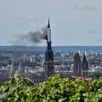 photo  incendie de la cathédrale de rouen le 11 juillet 2024 : un épais nuage de fumée s’est échappé de la flèche en restauration. 