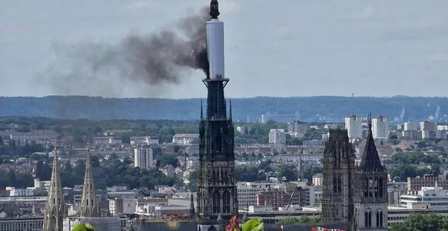 photo  incendie de la cathédrale de rouen le 11 juillet 2024 : un épais nuage de fumée s’est échappé de la flèche en restauration.  &copy;  afp 