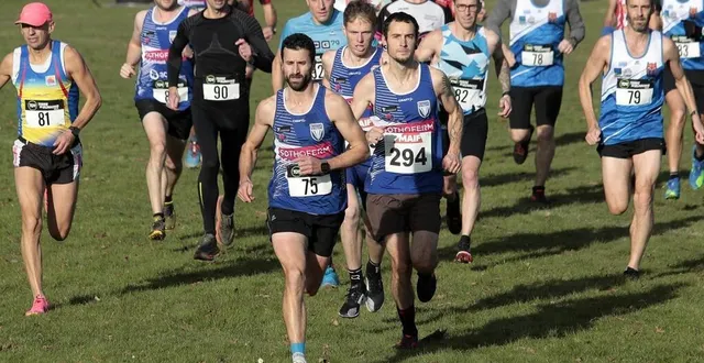 photo  les thouarsais, mathieu bazin en tête (dossard 75), ont dominé le cross long ce dimanche 15 décembre 2024 à échiré.  &copy;  co - benoit felace 