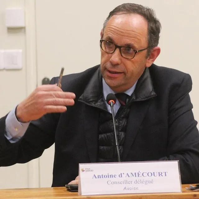 photo en réponse à daniel chevalier, antoine d’amécourt, élu communautaire et conseiller régional, a pris la parole pour défendre les choix de son alliée christelle morançais.  ©  ouest-france