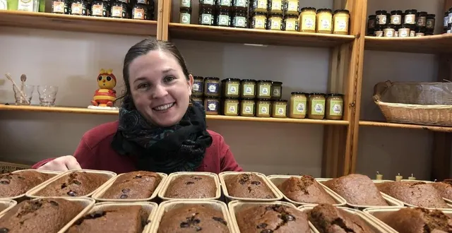 photo  mazé-milon, le 6 décembre 2024. camille gentet des abeilles de loire devant des pains d’épices à peine sortis du four.  &copy;  co – christophe ricci 