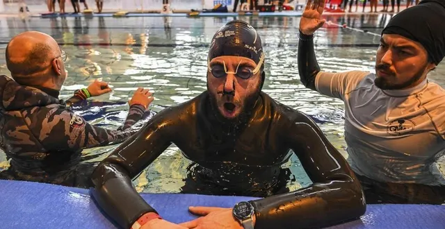 photo  julien piveteau entouré de son coach (à gauche) et d’un juge sécurité a réalisé la meilleure performance du jour en apnée statique. avant d’être disqualifié.  &copy;  photo le maine libre - denis lambert 