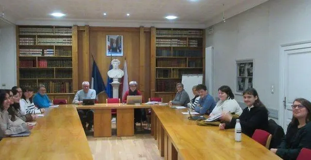 photo  les étudiantes et étudiants de l’esthua ont présenté aux élus de la commune, jeudi 12 décembre, leurs projets pour redonner vie au musée du granit de bécon.  &copy;  co 
