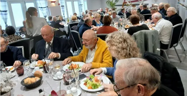 photo  moment fort de la journée, le déjeuner où chacun à l’air d’apprécier ce qu’il y a dans l’assiette.  &copy;  le maine libre 