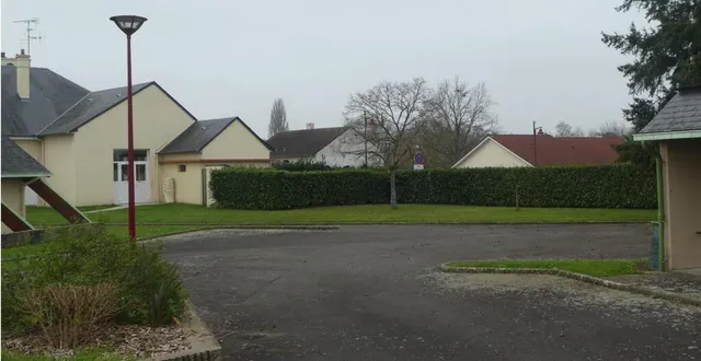 photo  l’extension du réfectoire scolaire serait construite entre l’existant (à gauche) et l’auvent à vélo (à droite), le long de la rue des caillères, empiétant sur le parking interne de l’école.  &copy;  ouest-france 