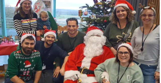 photo  un public nombreux est venu à la salle des fêtes michel-lalos, dimanche dernier, pour visiter le marché de noël. ouvert dès 11 h et organisé par l’association des parents d’élèves de l’école communale elisabeth-et-robert-badinter, le marché a connu son moment phare, à 15 h, avec l’arrivée du père noël.  &copy;  ouest-france 