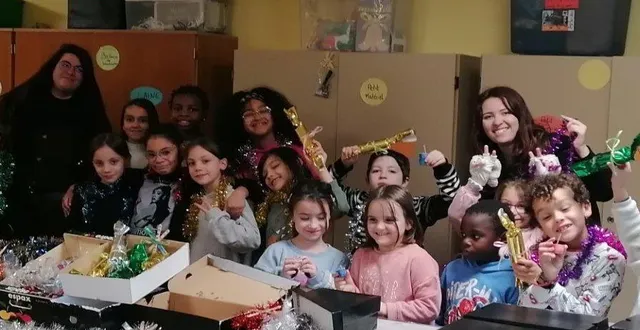 photo  les enfants des écoles ont préparé les colis de noël, qui seront remis au ccas.  &copy;  ouest-france 