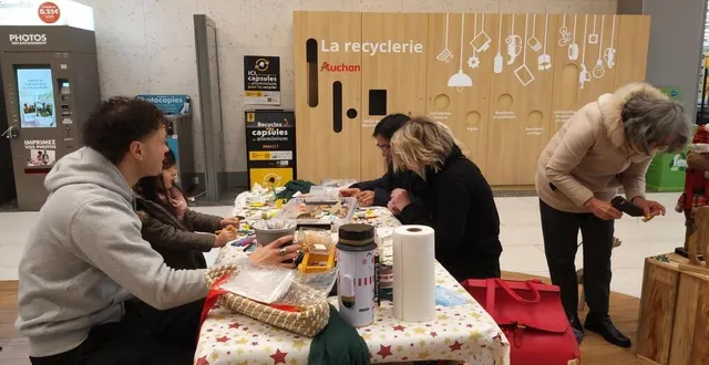 photo  maine street a organisé, mercredi, une animation décoration de noël. 25 enfants et parents y ont participé. « c’est super, affirme éliane, une participante. c’est un bon avant-goût de noël. » à ses côtés, constance, 4 ans, finit sa botte : « j’ai mis des paillettes et des cercles roses. j’y ai attaché un nounours jaune et j’ai dessiné un cœur. » sa mère, prescilla, est aussi en pleine création : « j’ai créé un sapin avec des petites boules en mousse. c’est une très belle activité. »  &copy;  ouest-france 