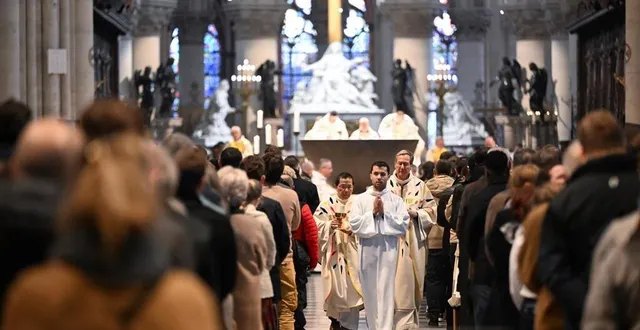 photo  paris, 15 décembre 2024. les messes s’enchaînent à notre-dame depuis sa réouverture. après celles dédiées aux mécènes et donateurs, aux commerçants et habitants du quartier, aux associations caritatives, ce sont les pompiers et artisans qui ont été remerciés ce dimanche.  &copy;  josselin clair 