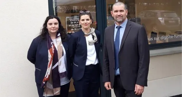photo  de g. à dr : manon poirier et élodie bourmault conseillères funéraires, olivier cherré directeur de territoire chez ogf.  &copy;  le maine libre 