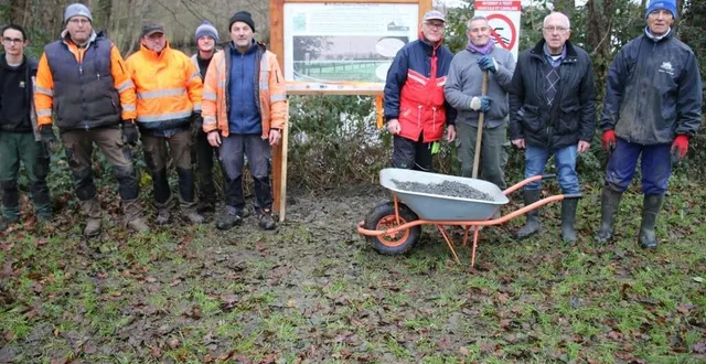 photo  de chaque côté de l’un des panneaux pédagogiques, alain violet, 2e à droite, accompagné de membres de l’association et d’agents municipaux, à gauche   &copy;  le maine libre 