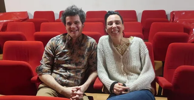 photo  beaufort, le 10 décembre 2024. fondateurs de la compagnie les fleurs sauvages, charles lemâle et clio baranger présentent leur adaptation de la pièce « un air de famille » au ciné-théâtre municipal le 31 décembre.  &copy;  agathe le nueff 