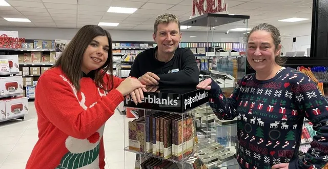 photo  le patron franck dugué, entouré par justine (à gauche) et claire, la responsable du magasin.  &copy;  ouest-france 