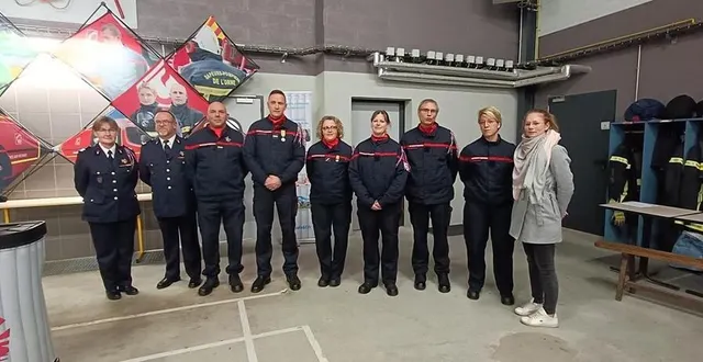 photo  la colonelle lamaire, le commandant guais et le lieutenant de souza avec les médaillés, promus et nouvelles recrues  &copy;  ouest-france 