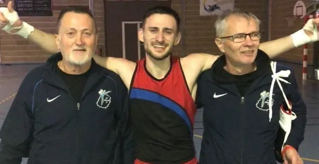 photo  arthur brard, entouré de ses coachs jacky boisseleau (avec les lunettes) et jean-claude blin, à la sortie du ring.  &copy;  arthur brard 
