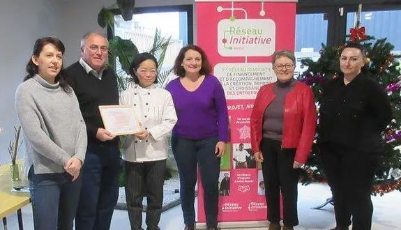 photo  cécilia madiot (développement économique ccvha), christian menant (président comité initiative anjou), ninghao terrien (restauratrice), marina rault (marraine initiative anjou), marie-ange fouchereau (maire), géraldine (cheffe de salle du restaurant), lors de la remise officielle.  &copy;  co 