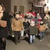 photo  les élèves ont défilé avec des lanternes dans les rues de challain-la-potherie, à la suite de la veillée de noël, en musique, vendredi dernier. puis, à l’école, l’apel organisait un marché de noël : ventes de sachets gourmands pour les fêtes, bricolages réalisés par les enfants, articles de fêtes. le père noël était bien sûr présent pour l’occasion. sur place, il y avait de quoi se restaurer : vin chaud, hot dog… un moment de convivialité pour toutes les familles de l’école grain de soleil. 