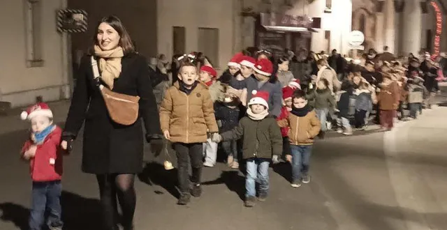 photo  les élèves ont défilé avec des lanternes dans les rues de challain-la-potherie, à la suite de la veillée de noël, en musique, vendredi dernier. puis, à l’école, l’apel organisait un marché de noël : ventes de sachets gourmands pour les fêtes, bricolages réalisés par les enfants, articles de fêtes. le père noël était bien sûr présent pour l’occasion. sur place, il y avait de quoi se restaurer : vin chaud, hot dog… un moment de convivialité pour toutes les familles de l’école grain de soleil.  &copy;  co 