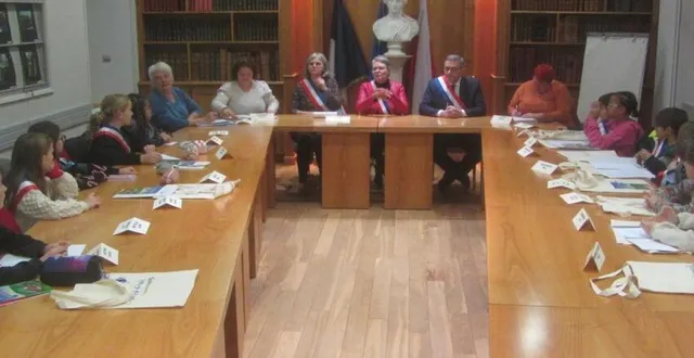 photo  les enfants de cm1 et cm2 des deux écoles, élus par leurs pairs, ont fait leur deuxième réunion de conseil municipal des enfants en présence de philippe bolo, député, marie-ange fouchereau, maire, d’élus et bénévoles.  &copy;  ouest-france 