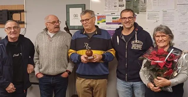 photo  jean-pierre gaurion, président de la société de boule de fort la liberté (à gauche) a remis le trophée à philippe poirier (au centre), vainqueur du concours un contre un, dans la finale l’opposant à philippe le tennier (2e à droite). régis legros se classe troisième en battant josiane gaurion.  &copy;  ouest-france 