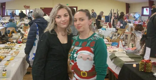 photo  lisa et laura, les chevilles ouvrières de ce premier marché de noël organisé par le comité des fêtes.  &copy;  ouest-france 