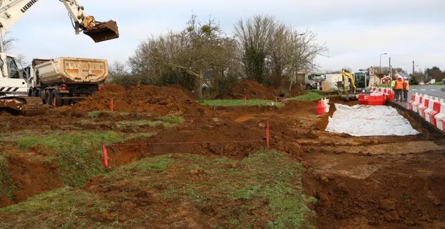photo  le terrassement du futur pôle multimodal est en cours en espérant que le mauvais temps ne vienne pas retarder les travaux.  &copy;  le maine libre 