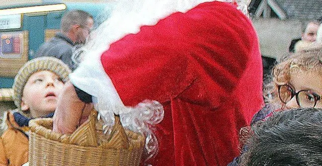 photo  le père noël était très attendu des enfants, samedi dernier.  &copy;  le maine libre 