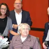 photo elisabeth zalesny a remis un bouquet de fleurs à irène chauveau en compagnie du maire et d’alain pasquereau, adjoint aux affaires sociales.
