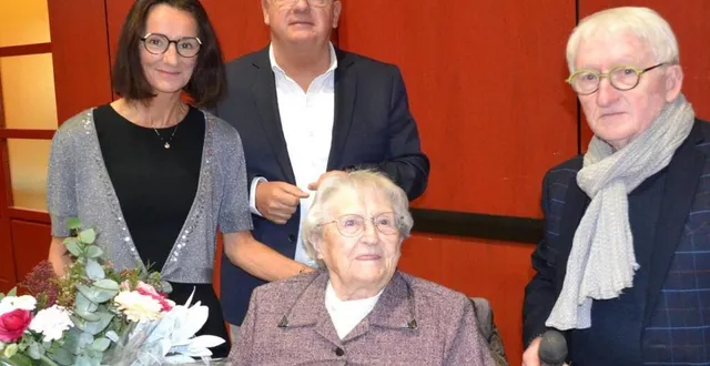 photo  elisabeth zalesny a remis un bouquet de fleurs à irène chauveau en compagnie du maire et d’alain pasquereau, adjoint aux affaires sociales.  &copy;  le maine libre 