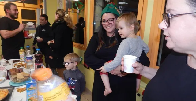 photo  de nombreuses familles et enfants ont participé à un joli moment de noël.  &copy;  le maine libre 