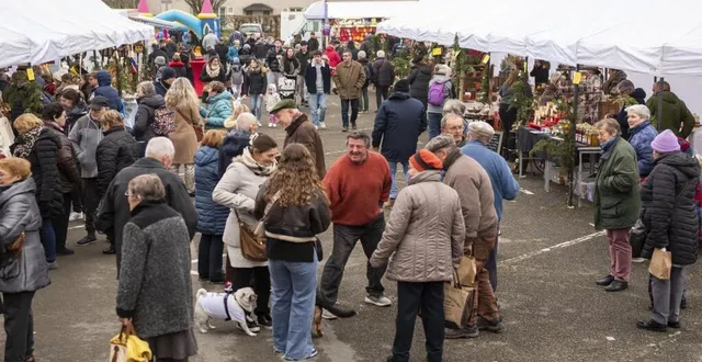 photo  il y avait public nombreux en début d’après-midi au marché de noël.  &copy;  le maine libre 