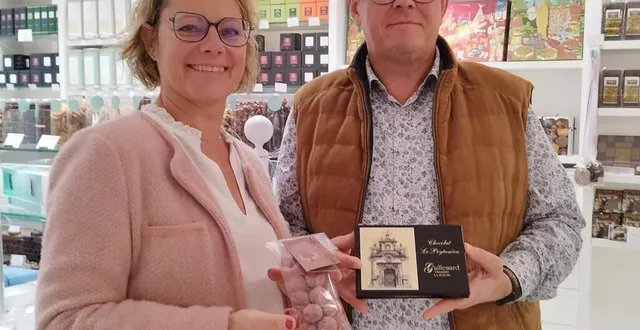 photo  sylvie et sébastien guillemard présentent un coffret de prytanéens, auprès de gourmandises d’henri, autre création dans la même thématique.  &copy;  ouest-france 