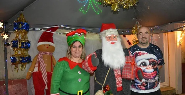 photo  le père noël attend les passants sous sa tonnelle pour une petite photo souvenir au 2 rue de l’église.  &copy;  le maine libre 
