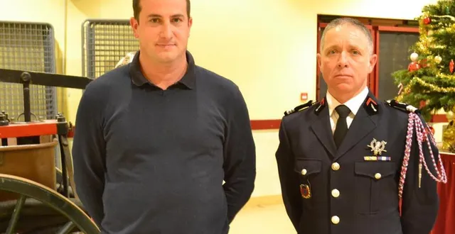 photo  mickaël hergon (à gauche), en compagnie de mickaël blu, chef du centre d’incendie et de secours.   &copy;  le maine libre 