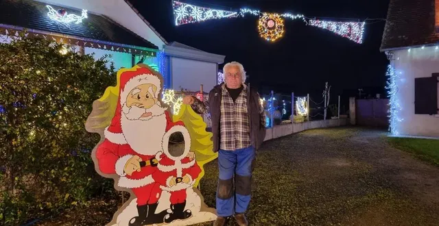 photo  patrice pouteau a découpé dans du contre-plaqué un passe tête en forme de père noël : chacun peut venir en toute liberté pour faire une photo.  &copy;  ouest-france 
