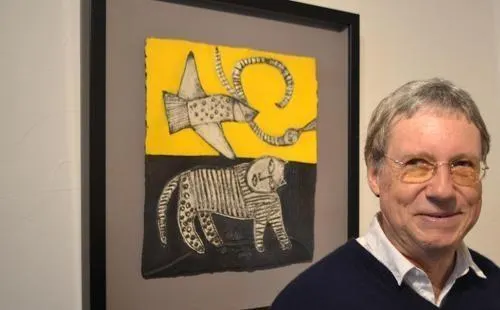 photo  alain cophignon est amateur d’art (ici devant une gravure présentée lors d’une exposition dans sa galerie de juigné, au printemps dernier).  &copy;  archives ml 