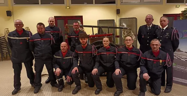 photo  les sapeurs-pompiers volontaires du centre de secours d’auvers-le-hamon, lors de la cérémonie de la sainte-barbe.  &copy;  ouest-france 