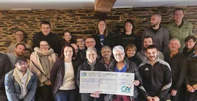 photo  les responsables de la randonnée octobre rose ont remis un chèque de 1 859 € à la ligue contre le cancer.  &copy;  ouest-france 