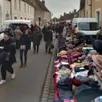 photo  baromètre incontournable de la foire aux dindes, l’affluence dans la rue charles-forget. cette fois les camelots sont venus. 