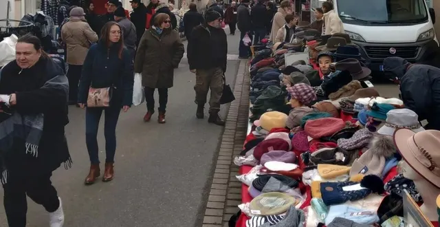 photo  baromètre incontournable de la foire aux dindes, l’affluence dans la rue charles-forget. cette fois les camelots sont venus.  &copy;  ouest-france 