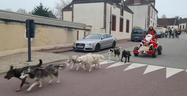 photo  le père noël a surpris tout le monde en arrivant dans un traîneau tiré par les chiens de bérengère guille.  &copy;  ouest-france 