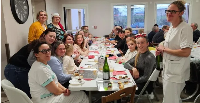 photo  le personnel de l’ehpad audelin-lejeune, à l’heure du goûter.  &copy;  ouest-france 