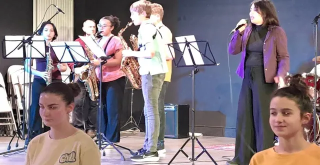 photo  l’atelier de musiques actuelles réunit les musiciens, dont le quatuor de saxophones, les chanteurs ainsi que les danseuses.  &copy;  ouest-france 