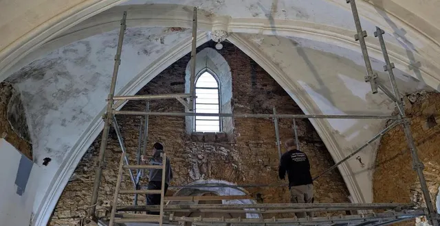 photo  il a fallu installer un échafaudage pour accéder à la cloche qui est aujourd’hui quasiment inaccessible car elle est située au-dessus de l’une des voûtes de la chapelle. un appel aux dons est lancé pour sa réhabilitation.  &copy;  ouest-france 