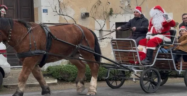 photo  samedi après-midi, il y avait effervescence dans les rues, pour l’arrivée du père noël, invité par les farfelus belmontais. le cortège était accompagné de deux tracteurs décorés des jeunes agriculteurs. à la salle des fêtes, splendidement décorée, attendait friandises, brioches, chocolat chaud…. « un bel après-midi, de belles réjouissances pour les enfants. merci aux bénévoles », a confié pierre landry, président du comité des fêtes.  &copy;  ouest-france 