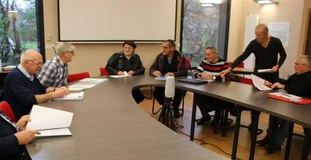 photo  le maire andré trottet, et alain violet, (à gauche), accompagnés des membres du bureau.  &copy;  ouest-france 